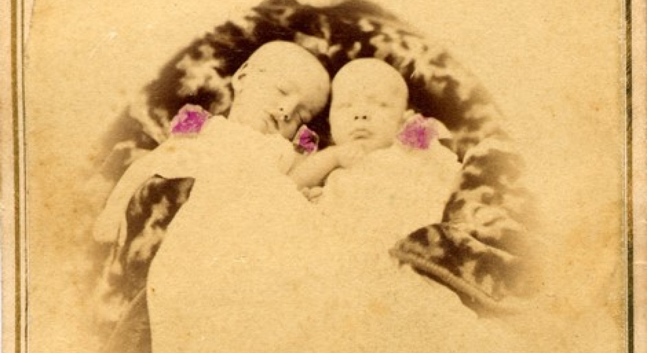 A.S. Rhodes [Retrato de gemelos]. Ca.1860-70. Tarjeta de visita